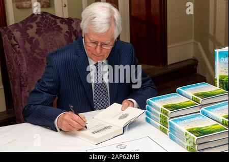 Marlow, Großbritannien. 13. Mai 2014. BBC Countryfile Fernsehmoderator und Journalist John craven OBE Zeichen seiner BBC Countryfile Handbuch am Macdonald Compleat Angler Hotel. Credit: Maureen McLean/Alamy Stockfoto