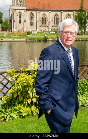 Marlow, Großbritannien. 13. Mai 2014. BBC Countryfile Fernsehmoderator und Journalist John craven OBE Zeichen seiner BBC Countryfile Handbuch am Macdonald Compleat Angler Hotel. Credit: Maureen McLean/Alamy Stockfoto