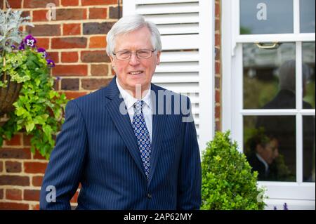 Marlow, Großbritannien. 13. Mai 2014. BBC Countryfile Fernsehmoderator und Journalist John craven OBE Zeichen seiner BBC Countryfile Handbuch am Macdonald Compleat Angler Hotel. Credit: Maureen McLean/Alamy Stockfoto