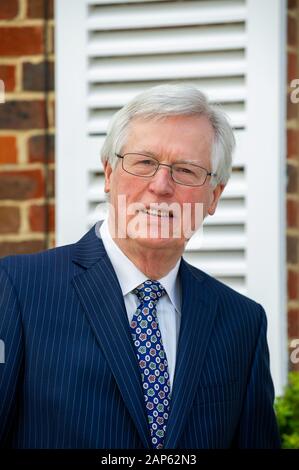 Marlow, Großbritannien. 13. Mai 2014. BBC Countryfile Fernsehmoderator und Journalist John craven OBE Zeichen seiner BBC Countryfile Handbuch am Macdonald Compleat Angler Hotel. Credit: Maureen McLean/Alamy Stockfoto