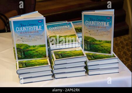 Marlow, Großbritannien. 13. Mai 2014. BBC Countryfile Fernsehmoderator und Journalist John craven OBE Zeichen seiner BBC Countryfile Handbuch am Macdonald Compleat Angler Hotel. Credit: Maureen McLean/Alamy Stockfoto