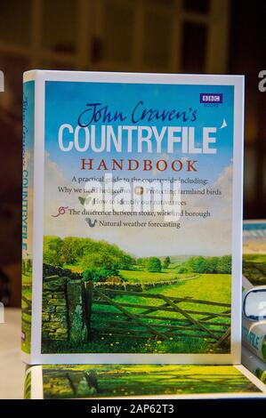 Marlow, Großbritannien. 13. Mai 2014. BBC Countryfile Fernsehmoderator und Journalist John craven OBE Zeichen seiner BBC Countryfile Handbuch am Macdonald Compleat Angler Hotel. Credit: Maureen McLean/Alamy Stockfoto