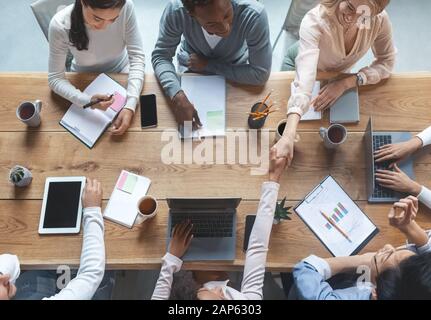 Top-Ansicht des internationalen Kreativteams mit Geschäftstreffen Stockfoto