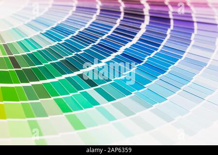 Farbe Farbfelder Buch. Regenbogen-Probe-Farben-Katalog. Stockfoto