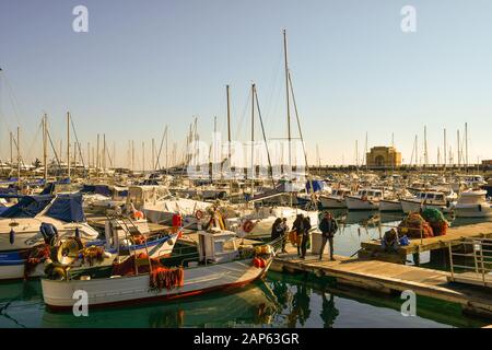 Die Leute, die an einem sonnigen Tag auf einem Anlegeplatz am Hafen, Porto Maurizio, Imperia, Ligurien, Italien, warten, Fisch direkt von einem Fischer zu kaufen Stockfoto
