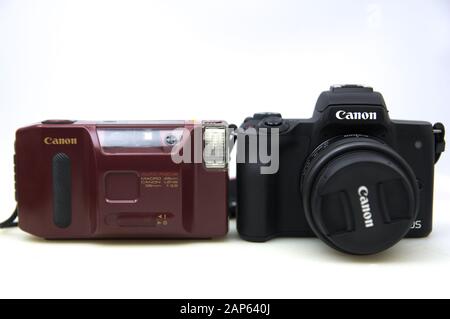2020.Spanien. Zwei Canon Kameras, eine auf der linken Seite ist das kompakte Modell: AF35J. Die rechte Seite ist eine m50-Spiegelung mit austauschbaren Objekten Stockfoto
