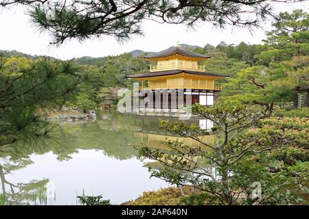 Goldener Pavillon im Kyoto-Japan-Tempelkomplex reisen Stockfoto