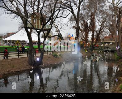 Kleiner, dekorierter Teich und Baumhaus in einer Gegend, die als Veranstaltungsort für die "Elfenmesse" genutzt wird, die zu Weihnachten stattfindet. Trikala, Griechenland. Stockfoto