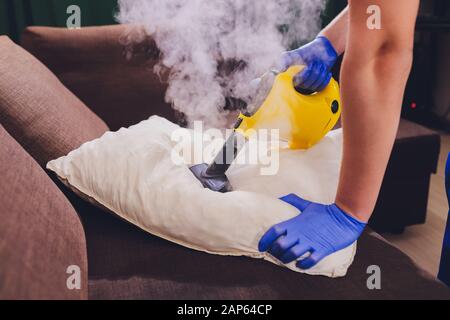 Mit trockenem Dampfreiniger Kissen desinfizieren Stockfoto