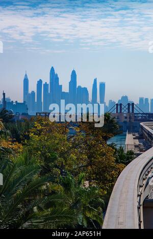 Dubai blaue Stadtlandschaft Scrapers bewölkt Tagesansicht Stockfoto