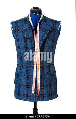 Jacke auf Dummy im Laufe des Nähens. Passende modische, noch nicht fertige Jacke an Schaufensterpuppe. Maßgeschneidertes Konzept für die Herstellung von Kleidung. Stockfoto