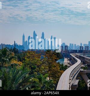 Dubai blaue Stadtlandschaft Scrapers bewölkt Tagesansicht Stockfoto