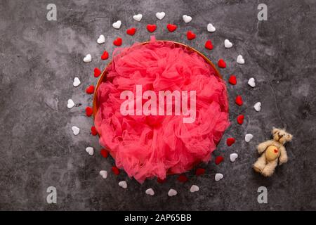 Neugeborenen-Fotografie digitaler Hintergrund für einen valentinstag, rote und weiße Herzen und eine Schüssel. Stockfoto