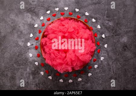 Neugeborenen-Fotografie digitaler Hintergrund für einen valentinstag, rote und weiße Herzen und eine Schüssel. Stockfoto