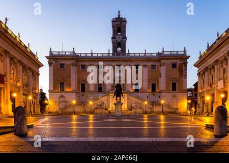 Italien Rom Kapitolinischen Hügel Stadt quadratische Museumsbauten und Statue beleuchtet bei Sonnenaufgang Stockfoto