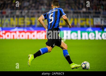 Mailand - Oct 23, 2019: Roberto Gagliardini 5 steuert die Kugel. FC Inter-Borussia Dortmund. Champions League. Stadio San Siro Stockfoto