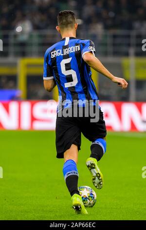 Mailand - Oct 23, 2019: Roberto Gagliardini 5 steuert die Kugel. FC Inter-Borussia Dortmund. Champions League. Stadio San Siro Stockfoto