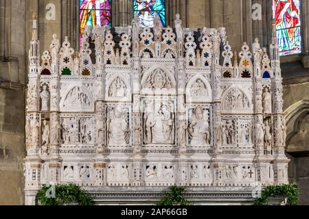 Der dem heiligen Donatus geweihte Bogen mit zwölf kleinen Zechern, die mit Turmspitzen und Pinnakeln im gotischen Stil enden, von Künstlern des 14. Jahrhunderts, der Kathedrale von Arezzo, Toskana. Stockfoto