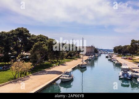 Altstadt von Trogir in Dalmatien, Kroatien. Altstadt von Trogir. In der Nähe von Split in Kroatien. Die malerische und historische Stadt Trogir in Balkan, Dalmatien, Cr Stockfoto
