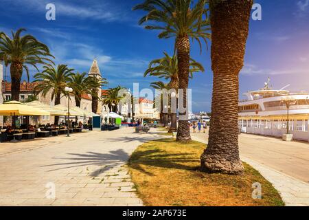 Historische Gebäude auf der Promenade in Trogir, Kroatien. Trogir ist beliebtes Reiseziel in Kroatien. Trogir, ein UNESCO-Weltkulturerbe, ist eines o Stockfoto