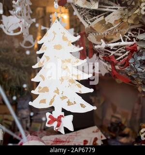 London. Großbritannien - 23. Dezember 2019 Weihnachtsdekoration für ein Schaufenster, das handgefertigte und handwerkliche Produkte verkauft. Pappangeln und Kränze Stockfoto