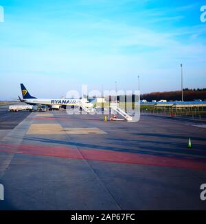 Modlin, Polen - 17. November 2019: Vorbereitung für den Einstieg in das Ryanair-Flugzeug auf dem Warschauer Modlin-Flughafen in Polen. Ryanair betreibt über 300 Flugzeuge und Stockfoto