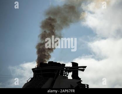 Schwarzer Rauch aus kreuzfahrtschiff Trichter. Stockfoto