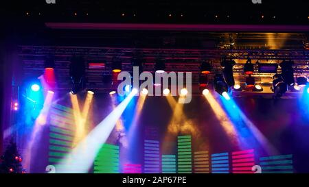 Die Bühne im Rampenlicht mit Laserstrahlen. Event-Konzept Stockfoto