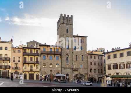 Altes Gebäude am Hauptplatz der Stadt Arezzo, Piazza Grande, Toskana, Italien. Stockfoto