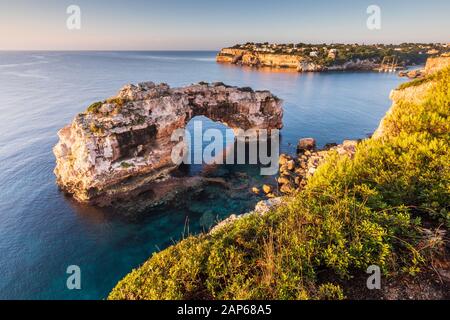 Naturbogen es Pontas auf Mallorca, Bucht Cala Llombards rechts sichtbar Stockfoto