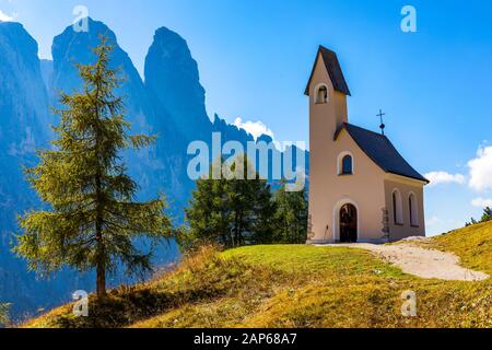 Kapelle von San Maurizio am Grödner Joch, Südtirol, Italien. Blick auf Weg zu kleinen weißen Kapelle San Maurizio und Dolomiti Berg. San Maurizio chap Stockfoto