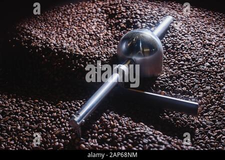 Röstvorgang des Kaffees. Kaffeebohnen werden durch die rotierende Schaufel im Trichter zum Abkühlen und Screening nach dem Braten bewegt. Trommeltyp braten Stockfoto