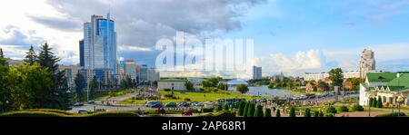 Minsk, WEISSRUSSLAND - 17. JULI 2019: Skyline der Innenstadt von Minsk mit See, Straße und moderner Architektur. Minsk - Hauptstadt von Weißrussland Stockfoto