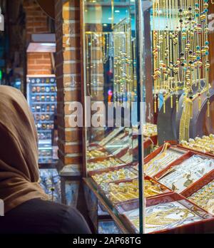 Frau, die Schmuck auf dem großen Basar in Teheran, Iran, betrachtet Stockfoto