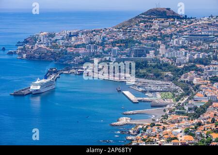 Panoramablick über Funchal, die Hauptstadt von Madeira, bietet einen Aussichtspunkt, die Insel Madeira, Portugal Stockfoto