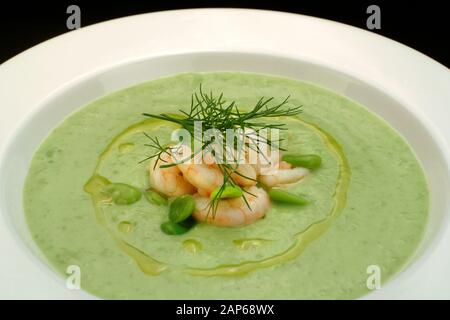 Italienische Küche, fava Bohnencreme und Garnelen Stockfoto