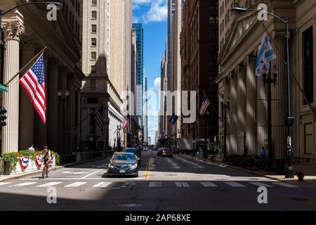 Chicago, Illinois, USA - Juli 2, 2014: Ansicht der LaSalle Street in der Innenstadt von Chicago. Stockfoto