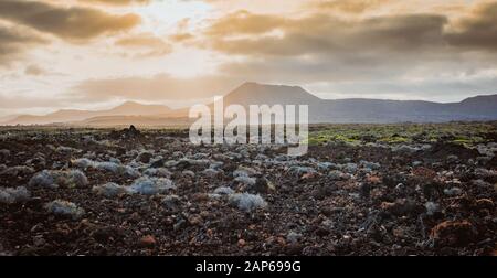 Schöne Berglandschaft mit Vulkanen bei Sonnenuntergang in den Nationalpark Timanfaya auf Lanzarote, Kanarische Inseln Stockfoto