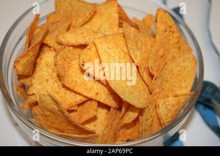 Chips in eine Schüssel und Meter als Konzept des Seins nicht gesund Stockfoto