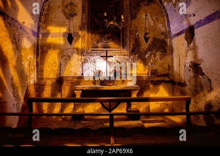 Procida, ITALIEN - 4. JANUAR 2020 - Die kleine Kapelle "Nostra Signora del Carmelo" in Terra Murata, Procida Stockfoto