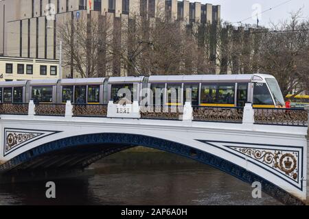 Dublin, Irland - 20. Januar 2020: Eine Tram von Luas, die den Fluss liffey von der Nordseite Dublins nach Süden in dublin, irland überquert. Stockfoto