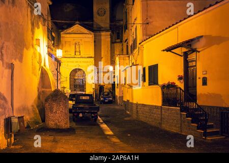 Procida, ITALIEN - 4. JANUAR 2020 - Nachtlandschaft von Terra Murata in Procida, Kampanien, Italien Stockfoto