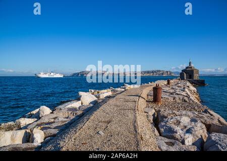 Procida, ITALIEN - 5. JANUAR 2020 - Insel Procida, ein Fährschiff und ein Blick auf den Monte di Procida an einem sonnigen Tag im Winter Stockfoto