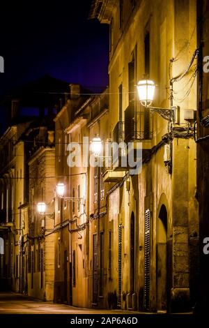 Lampen nachts in der Straße Carrer de Rafel Blanes der Altstadt von Arta, Mallorca Stockfoto