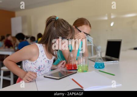 Zwei Grundschulmädchen in der Chemieklasse Stockfoto
