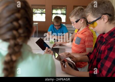 Gruppe von Grundschulkindern, die Tablet-Computer verwenden Stockfoto