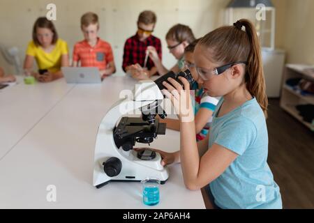 Gruppe von Grundschulkindern in der Chemieklasse Stockfoto