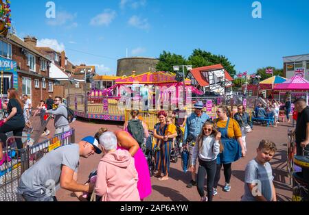 Dymchurch England - 19. August 2019; Vergnügungspark voller Menschen und Familien, die zwischen Attraktionen ziehen. Stockfoto