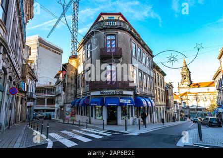 Porto Residential Building Monteiro's Pittoreske Aussicht auf die Rua de Fernandes Tomas Street an einem Blue Sky Day im Winter Stockfoto