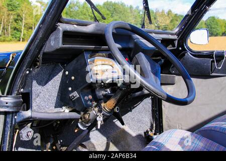 Viersen, Deutschland - 12. Oktober. 2019: Blick in den klassischen französischen Kultwagen 2CV auf Vordersitz, Armaturenbrett und Lenkrad Stockfoto